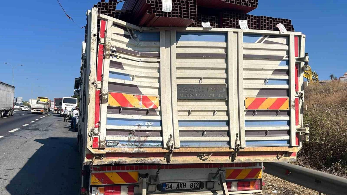 TEM Otoyolu\'nda Otobüs Kamyona Çarptı: 7 Yaralı