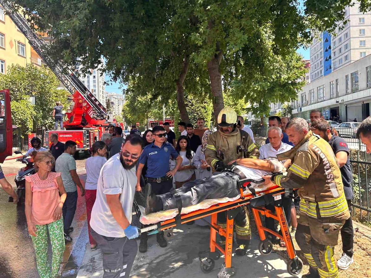 Ümraniye\'de Çatı Yangını Paniğe Neden Oldu