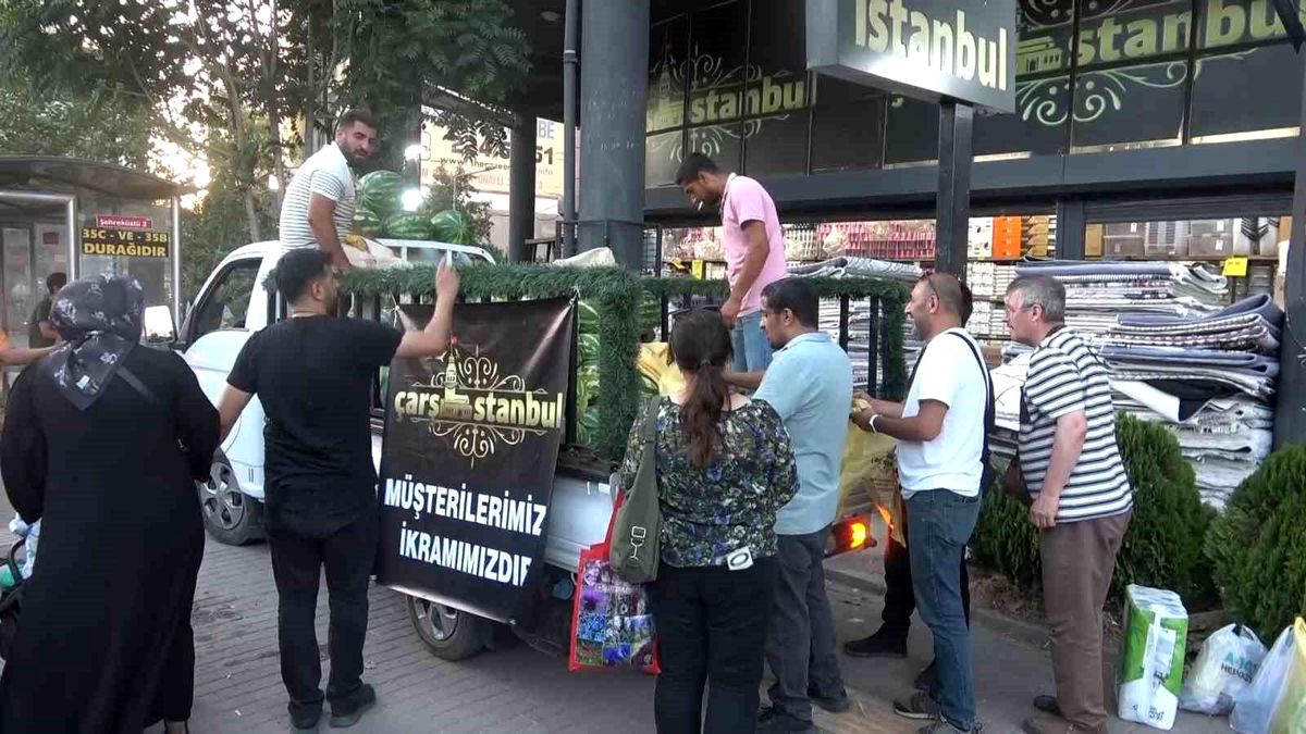Bursa\'da Ücretsiz Karpuz Dağıtımı