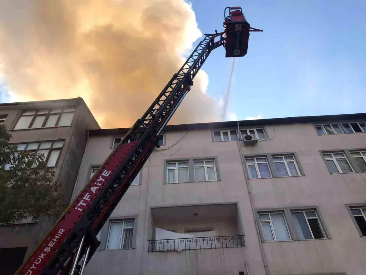 Kocaeli\'de Çatı Katı Yangını