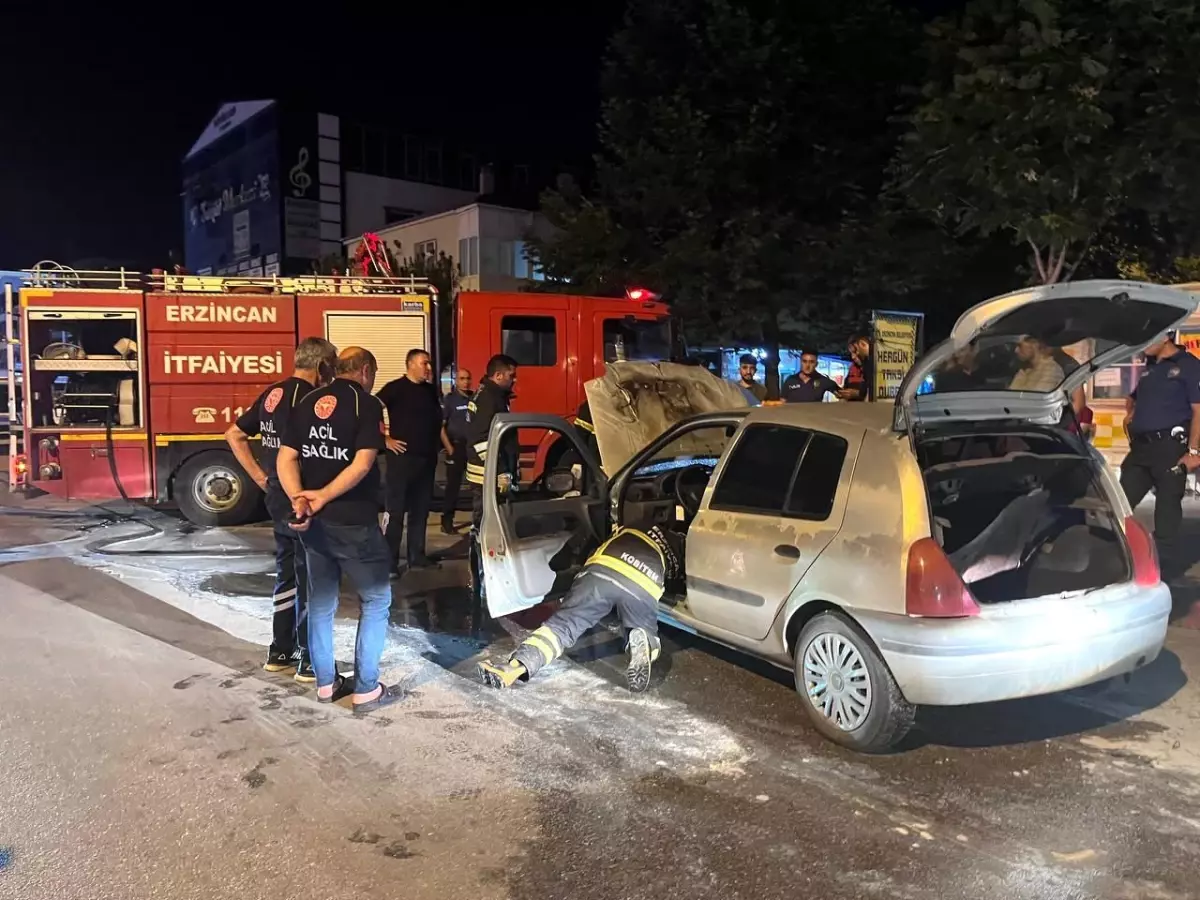 Erzincan\'da Park Halindeki Araçta Yangın Çıktı