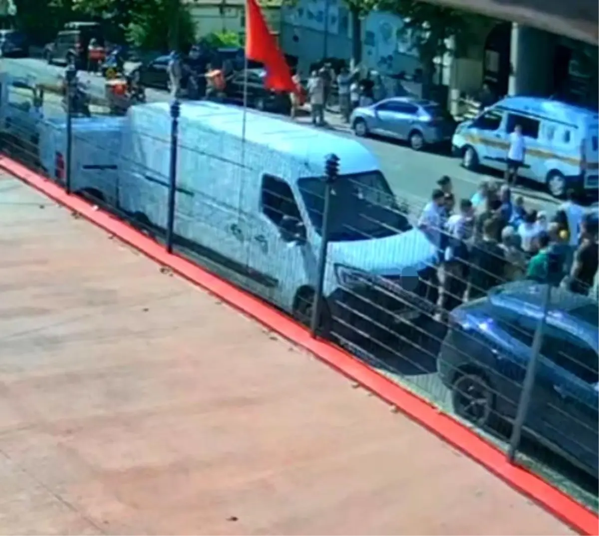 Kadın Muhabire Linç Girişimi: Güvenlik Kamerası Görüntüleri Ortaya Çıktı
