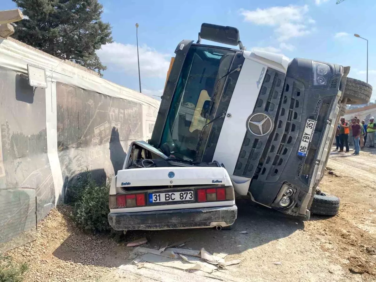 Hatay\'da kamyon devrildi, facia önlendi