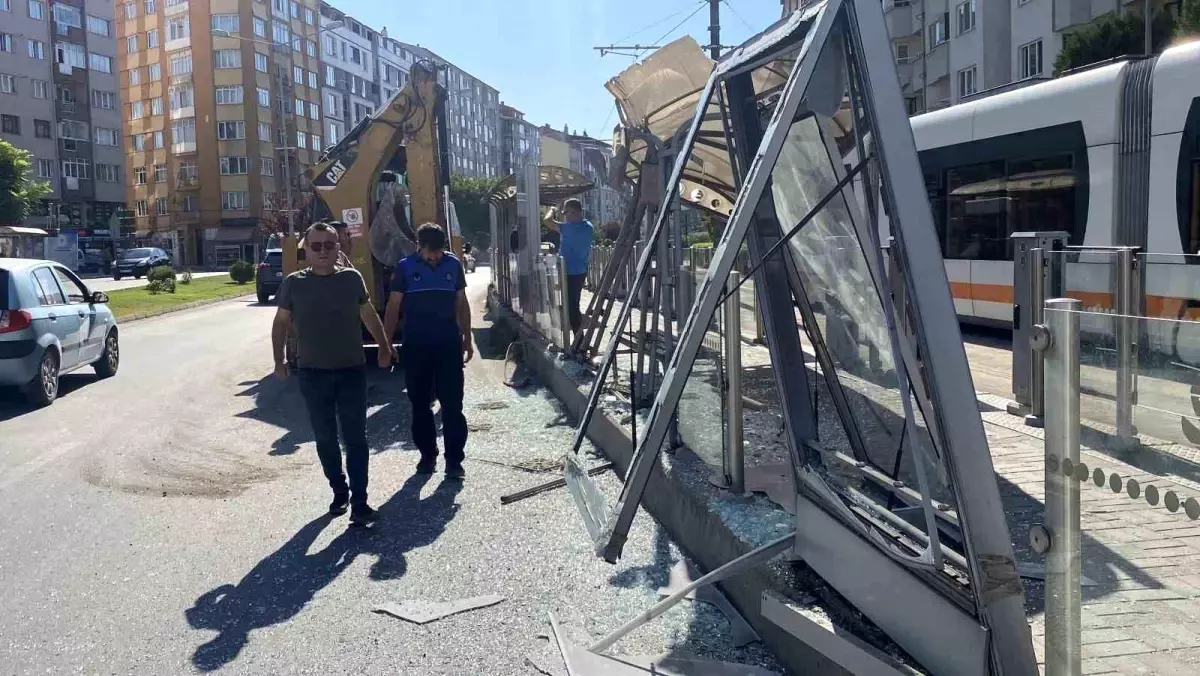 Eskişehir\'de Tramvay Durağına Kepçe Çarptı