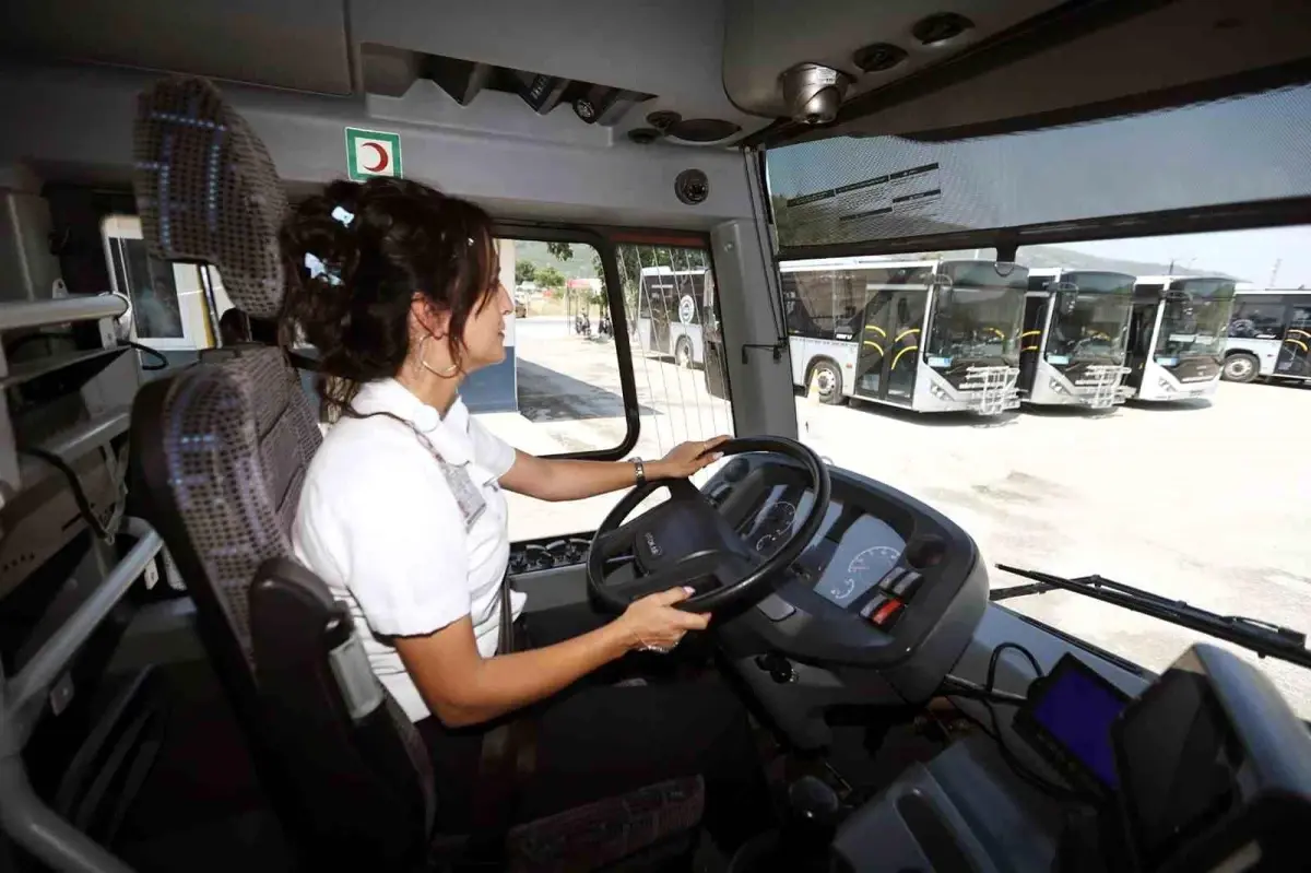 Muğla\'da Kadın Otobüs Şoförleri Toplu Taşımanın Yüzünü Değiştiriyor