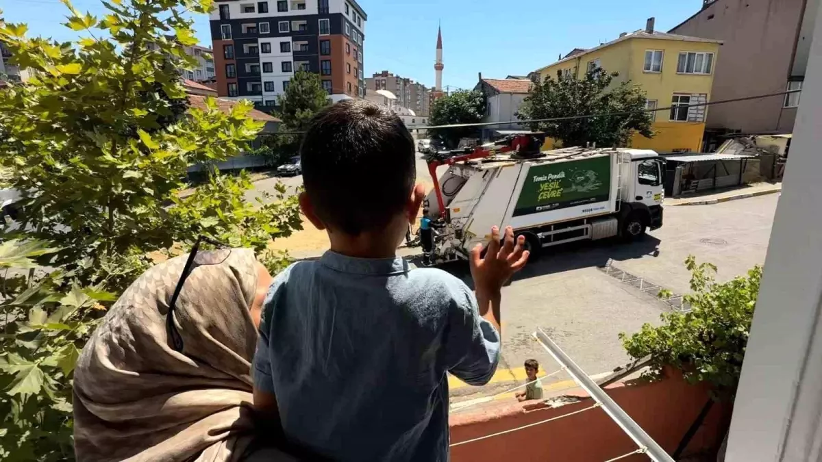 Minik Baran\'ın Hayali Gerçek Oldu: Çöp Kamyonuna Bindi