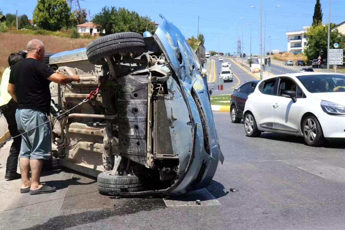 Serdivan\'da Kaza: Otomobil Beton Bariyere Çarptı