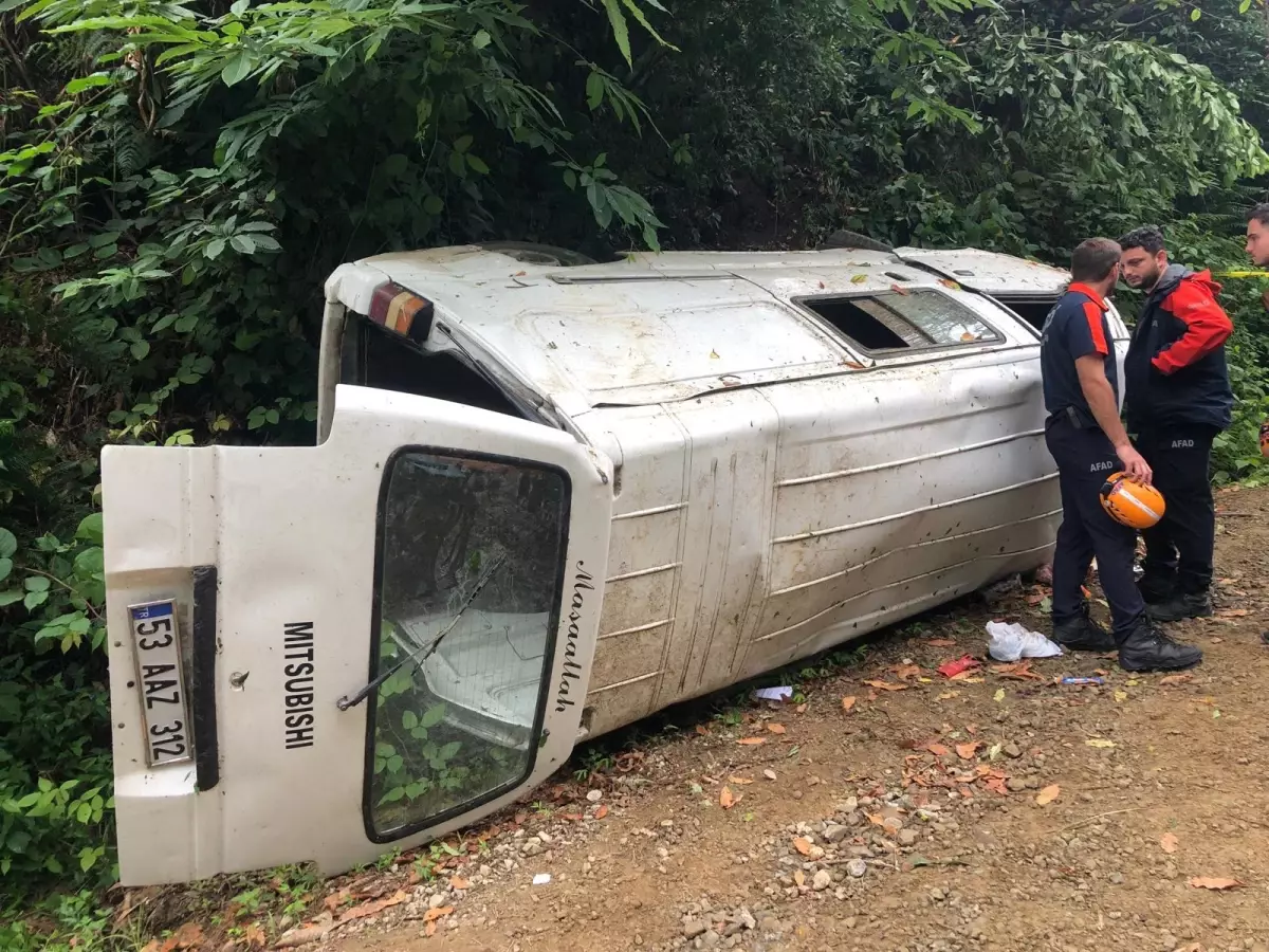 Rize\'de Minibüs Kazası: 2 Ölü, 3 Yaralı
