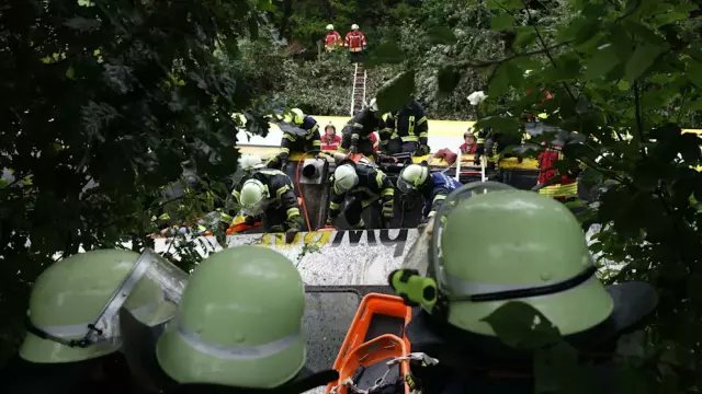 Almanya'da yolcu treni raydan çıkarak devrildi: 3 ölü, 34 yaralı