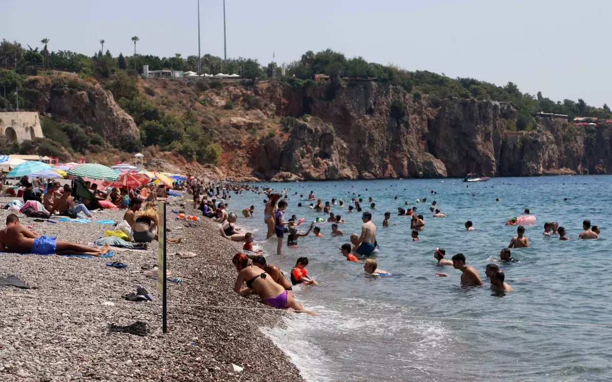 Antalya\'da Nem Oranı Yükseldi, Sahiller Doldu