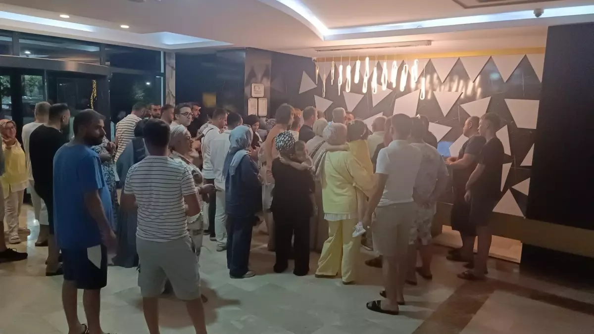 Bodrum\'da Turistler Elektrik Kesintisine Tepki Gösterdi
