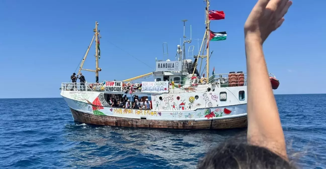 İsrail\'in uluslararası sularda alıkoyduğu Hanzala gemisi, Aşdod Limanı\'na ulaştı