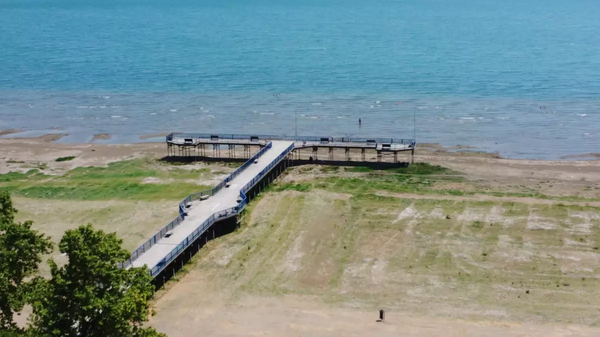 İznik Gölü\'nde bir dönem deniz otobüsünün yanaştığı iskele karada kaldı