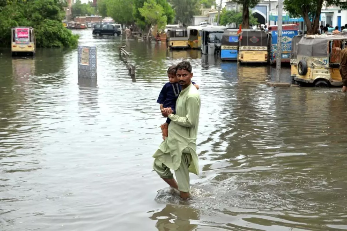 Pakistan\'da Muson Yağmurları Felaket Getirdi