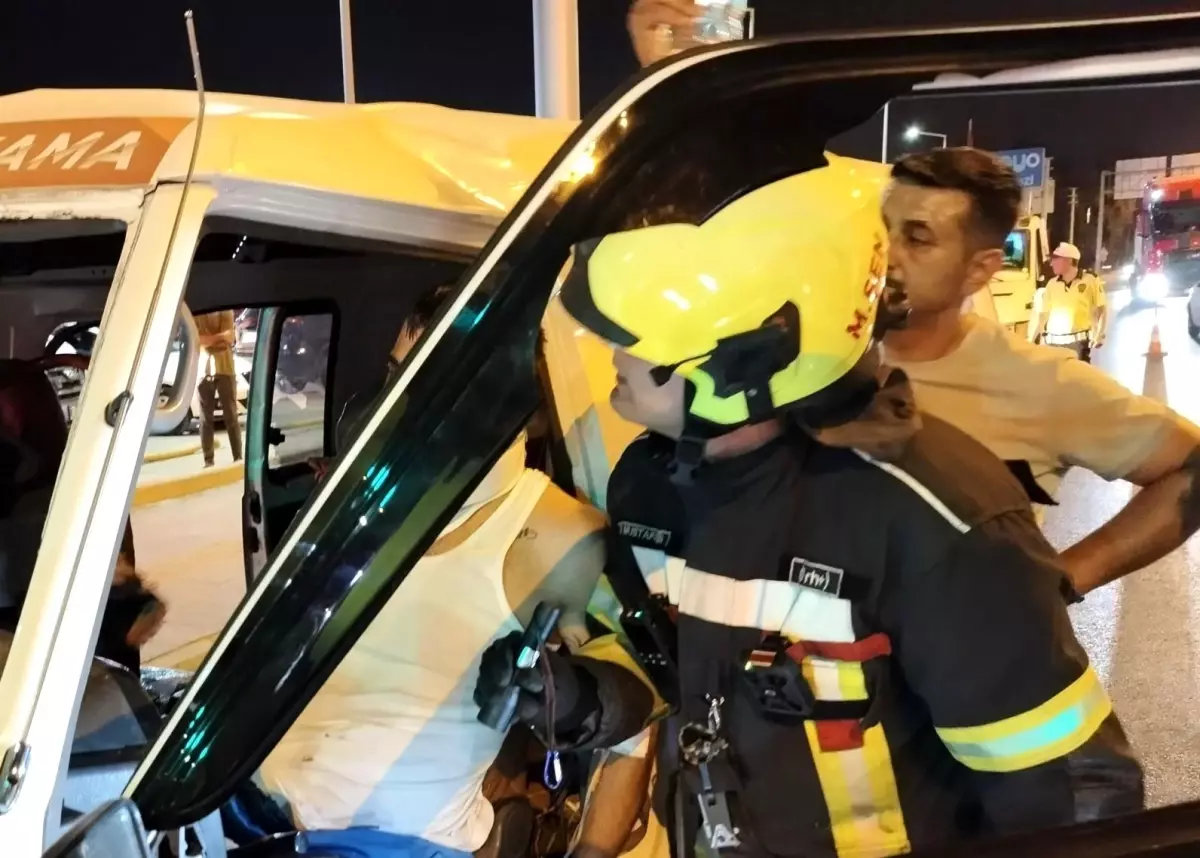Mersin\'de Midibüs Kazası: Sürücü Sıkıştı