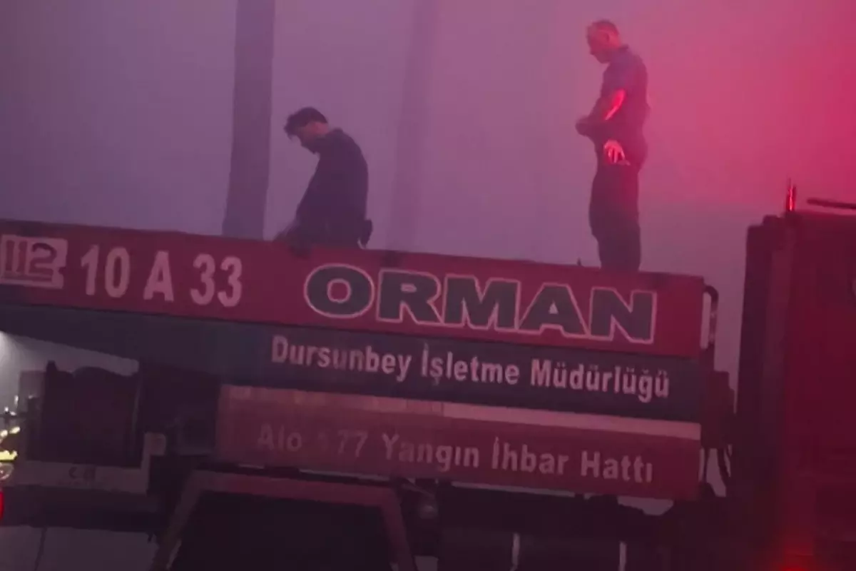 Bursa\'da alevlerle mücadele eden ekipler sabah namazını aracın üzerinde kıldı
