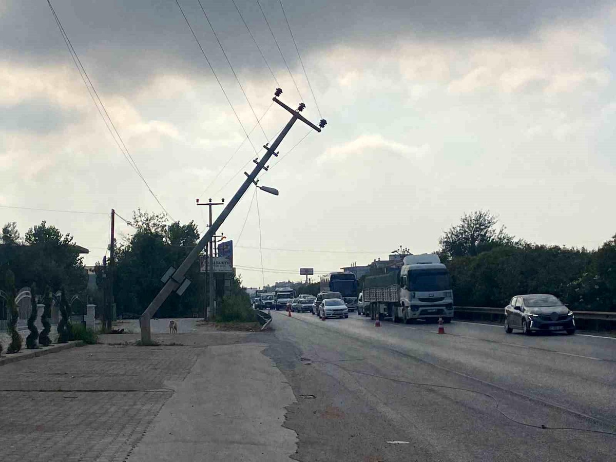 Antalya\'da Tır Elektrik Direğine Çarptı