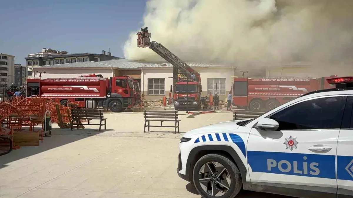 Gaziantep\'te Meslek Lisesinde Yangın Çıktı