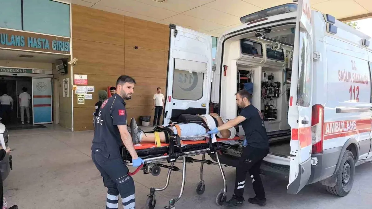 İnegöl\'de Lastik Patladı, Araç Şarampole Yuvarlandı