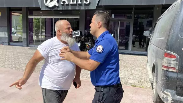 Telefonla rahatsız ettiği kadının yakınlarını görünce tuvalete saklandı
