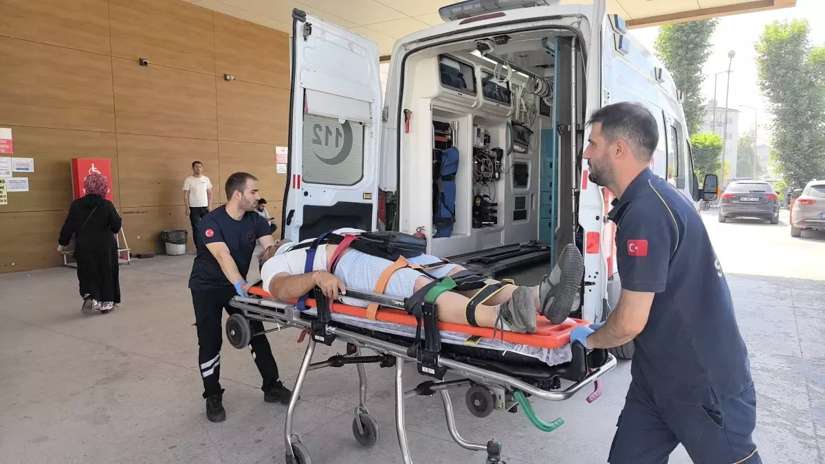 İnegöl\'de Kaza: Lastik Patladı, Araç Şarampole Yuvarlandı