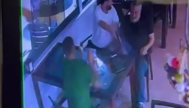 Beraber oturduğu polis memurunu vurdu, hiçbir şey olmamış gibi içeceğin içti