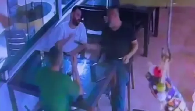 Beraber oturduğu polis memurunu vurdu, hiçbir şey olmamış gibi içeceğin içti