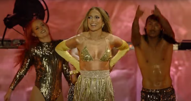 Sahnede eteği düşen Jennifer Lopez'den efsane tepkisi: 'İyi ki İç Çamaşırım Vardı'