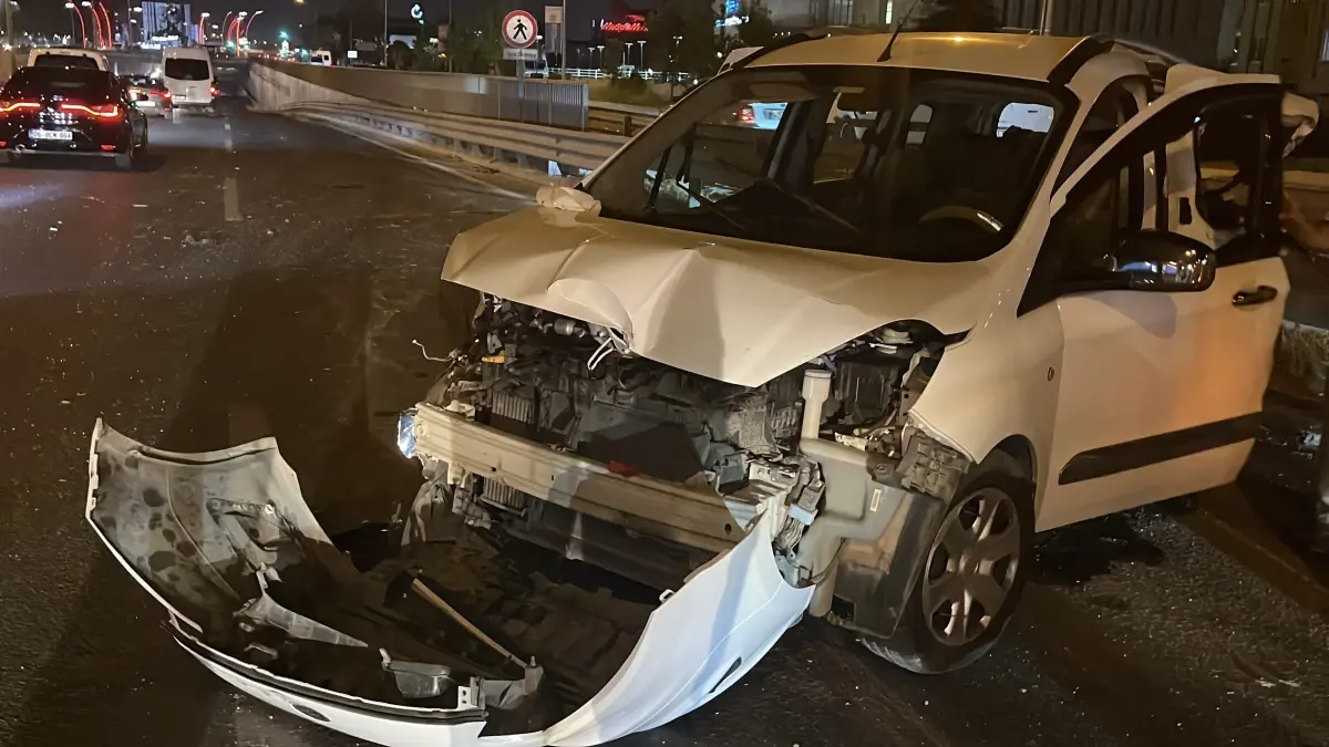 Kocaeli\'nde Trafik Kazası: 2 Yaralı