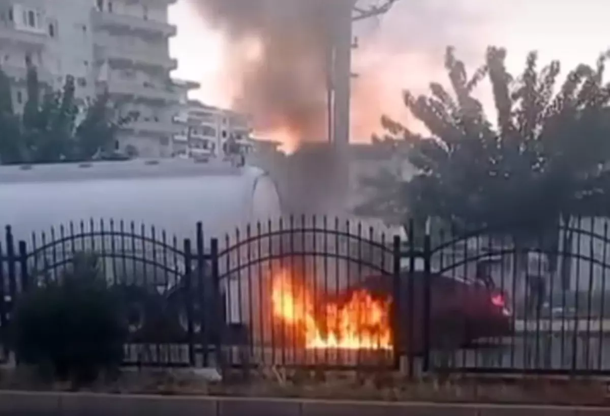 Diyarbakır\'da Tankere Çarpan Otomobilde Yangın ve Patlama