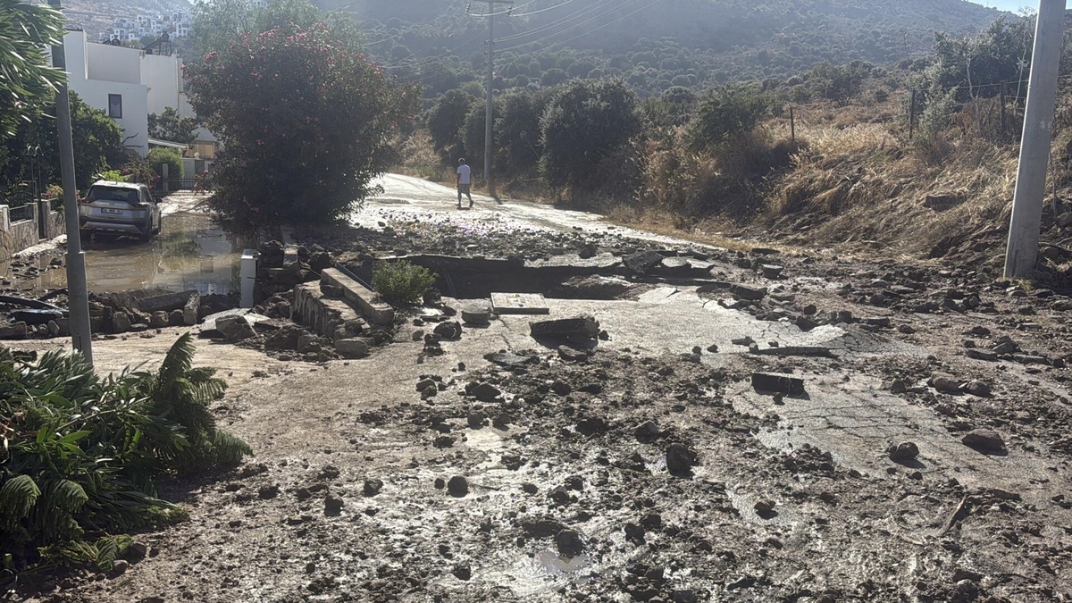 Bodrum\'da Su Hattı Patladı, Evler Sular İçinde Kaldı