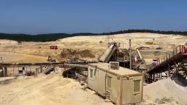 Çatalca'da kum ocağında göçük: 2 işçi balçık içinde kaldı