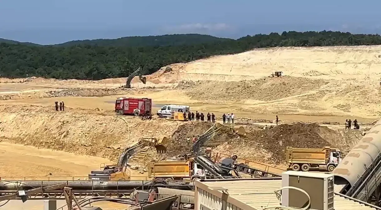 Çatalca\'da İş Makinesi Göçükte Suda Mahsur Kaldı