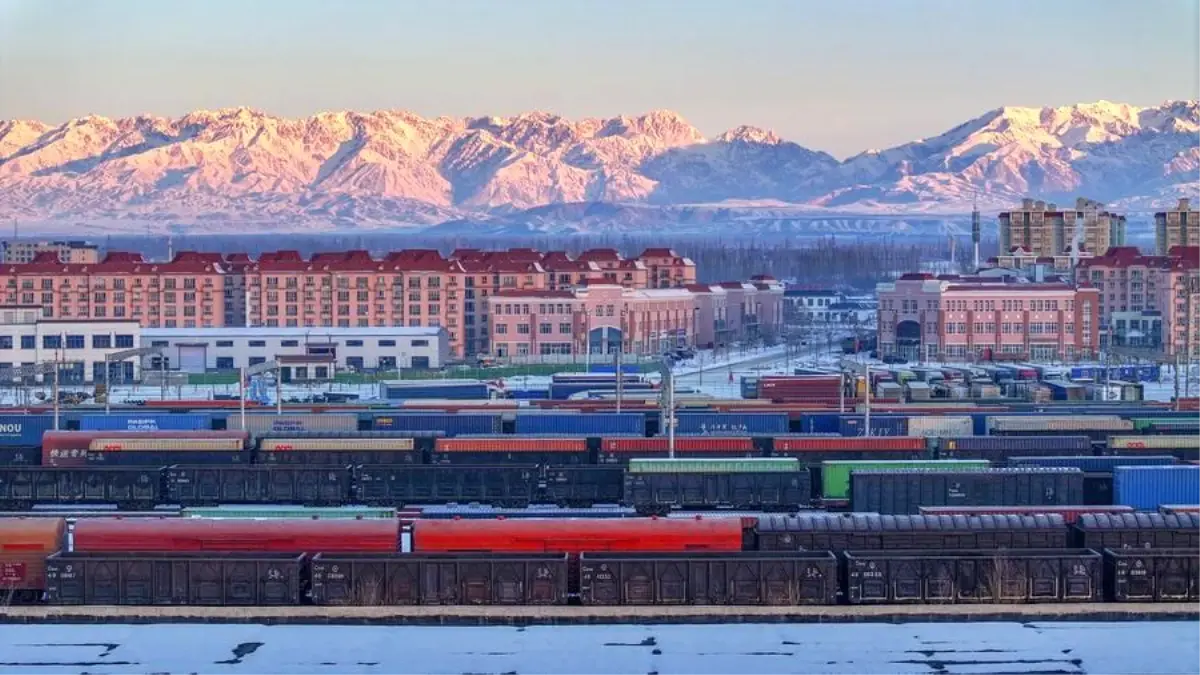 Xinjiang\'da 10.000 Yük Treni Seferi