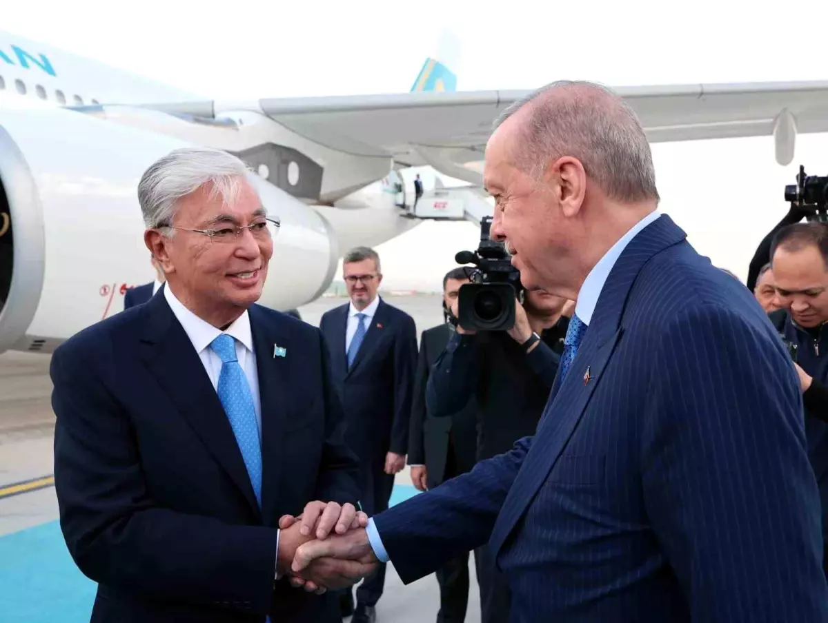 Erdoğan, Tokayev\'i Resmi Törenle Karşıladı