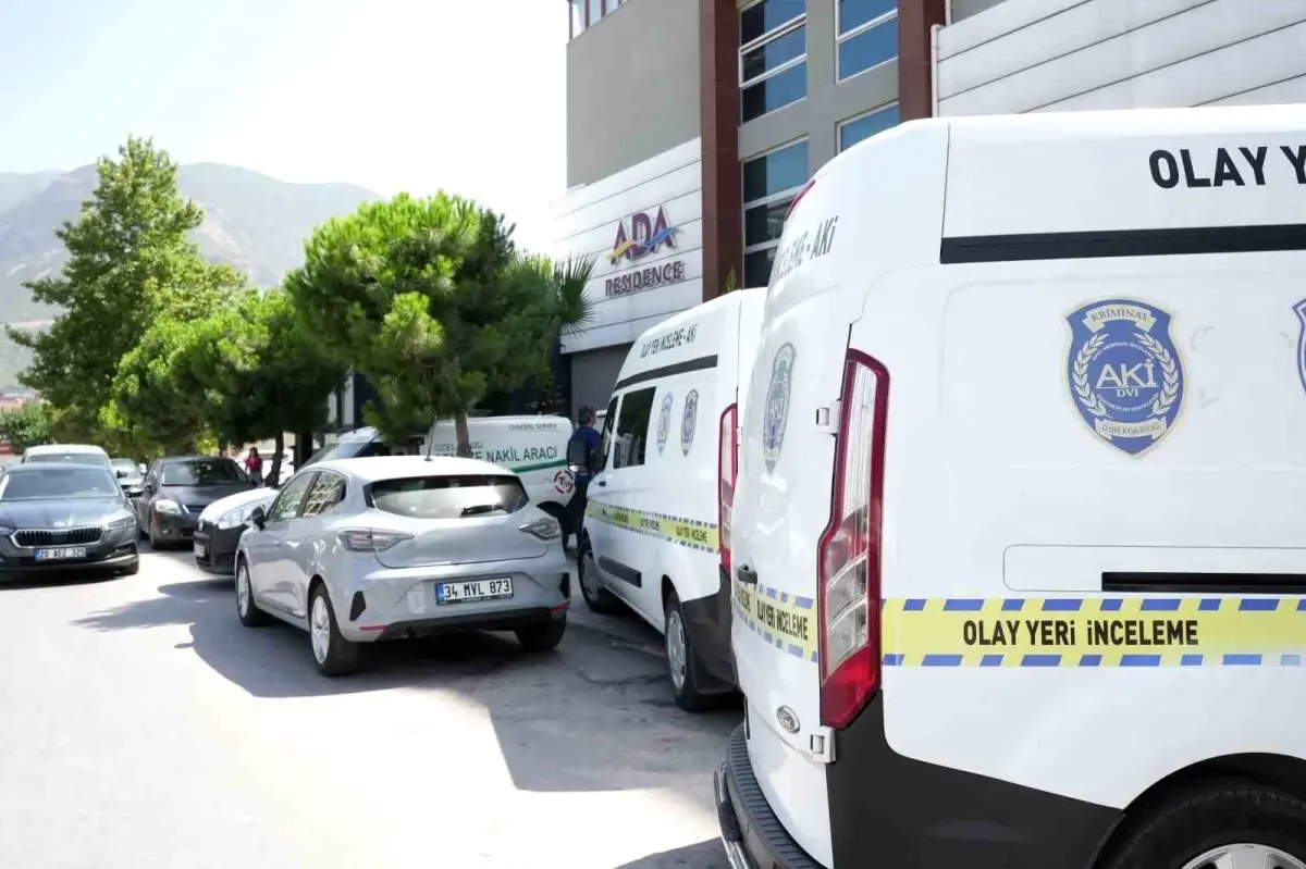 Denizli\'de polis memuru kaldığı apartta intihar etti