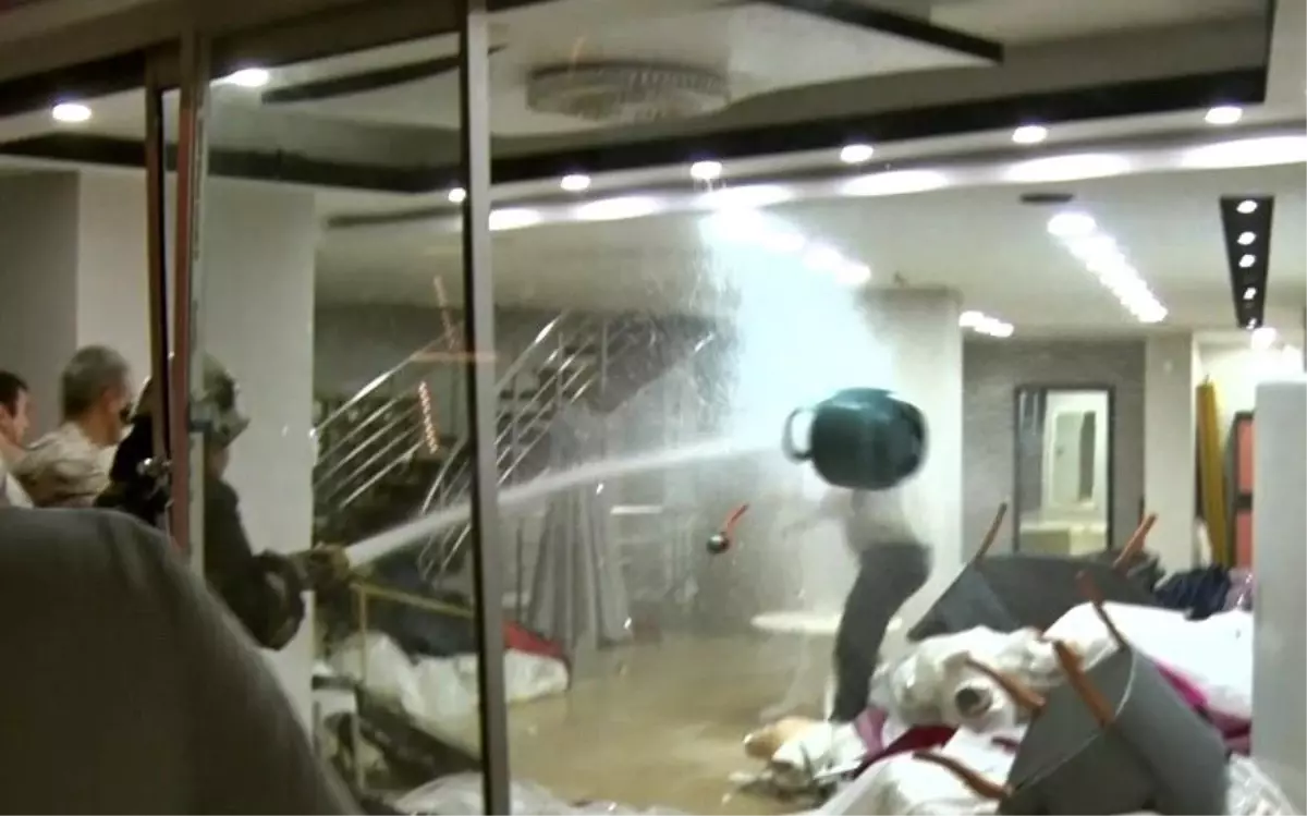 Antalya\'da Gelinlik Mağazasında Çılgın Olay