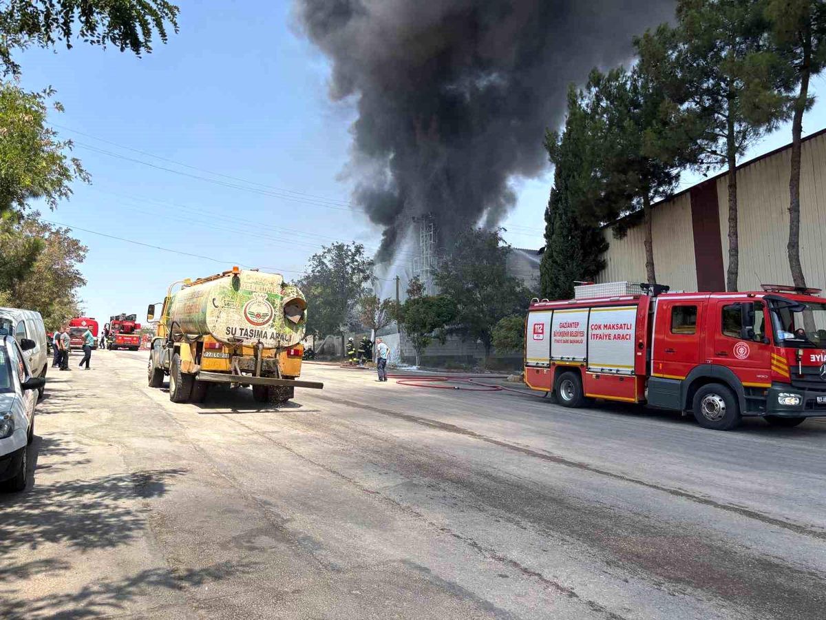 Gaziantep\'te Halı Fabrikasında Yangın