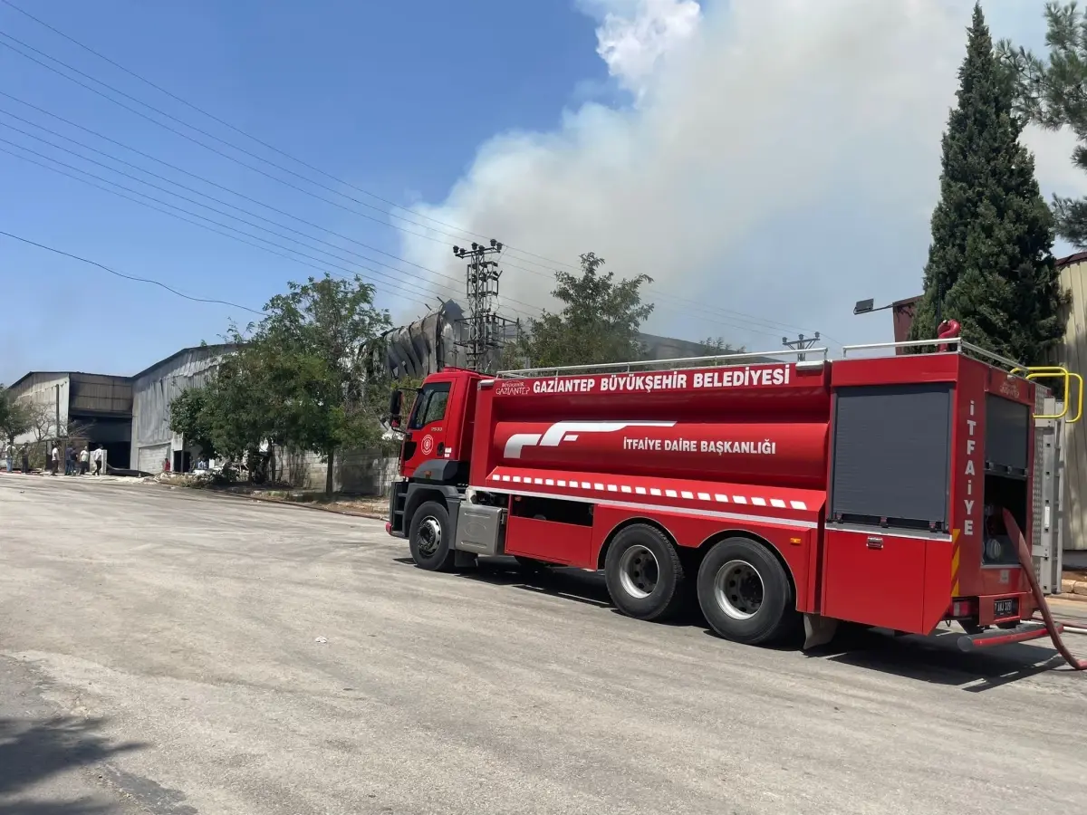 Gaziantep\'te Fabrika Yangını Kontrol Altına Alındı