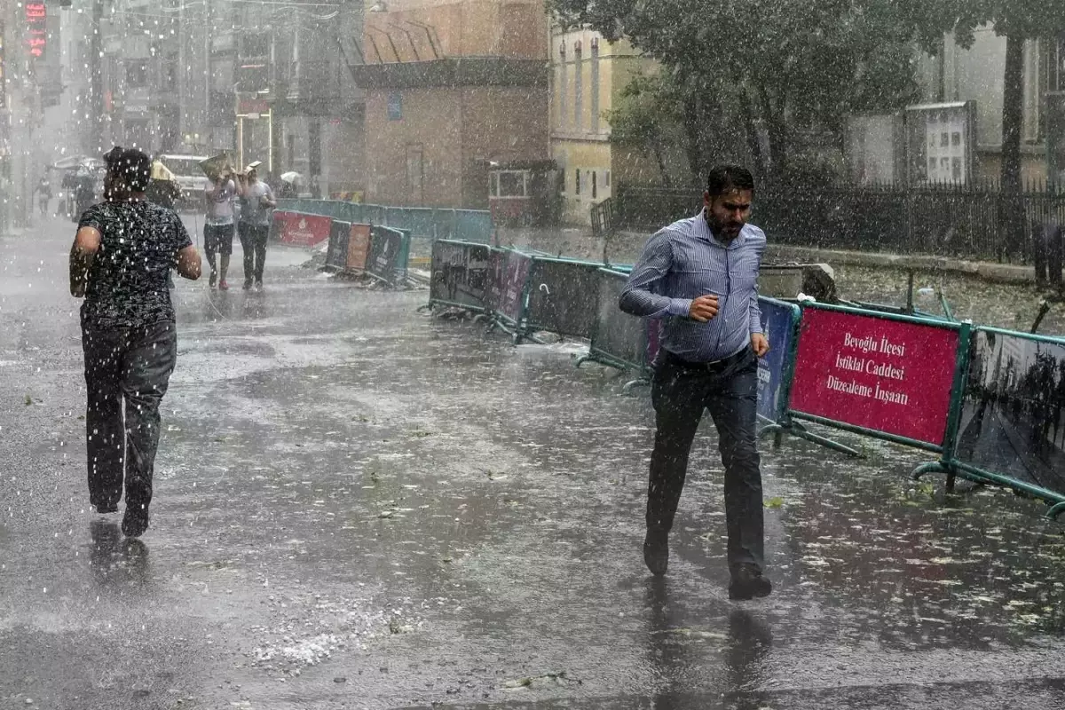 İstanbul\'da çarşamba günü gök gürültülü sağanak yağış bekleniyor