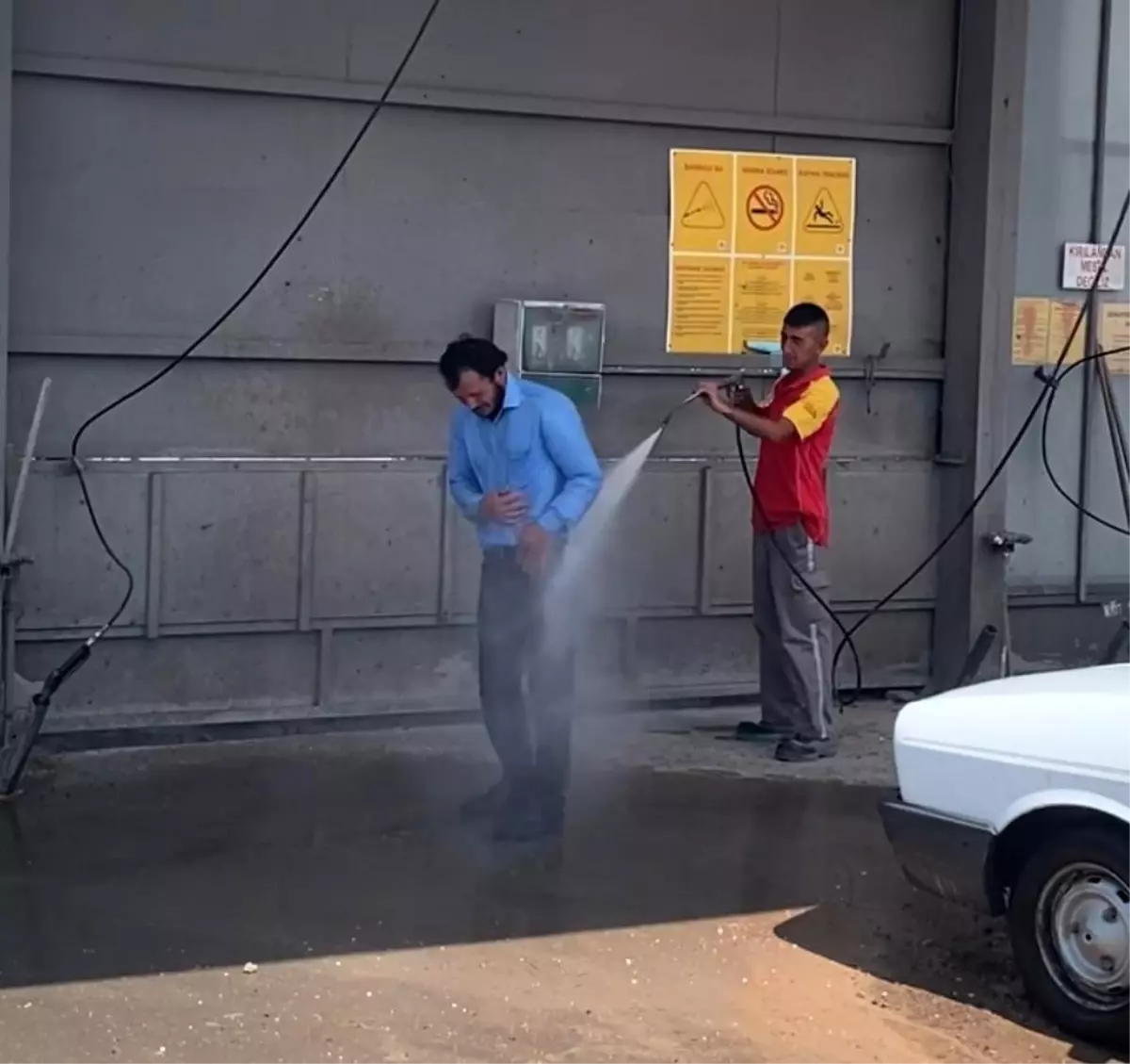 Tokat\'ta Sıcaklardan Kaçış: Oto Yıkama Duşu