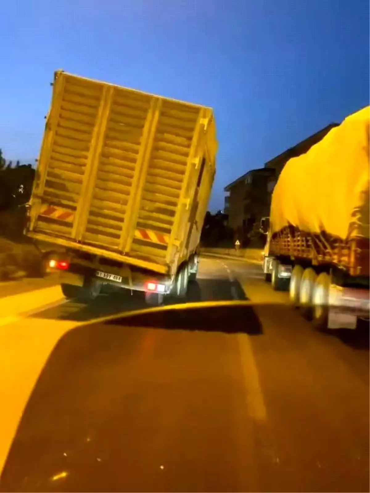 İnegöl\'de Kamyon Devrilme Tehlikesi Yarattı