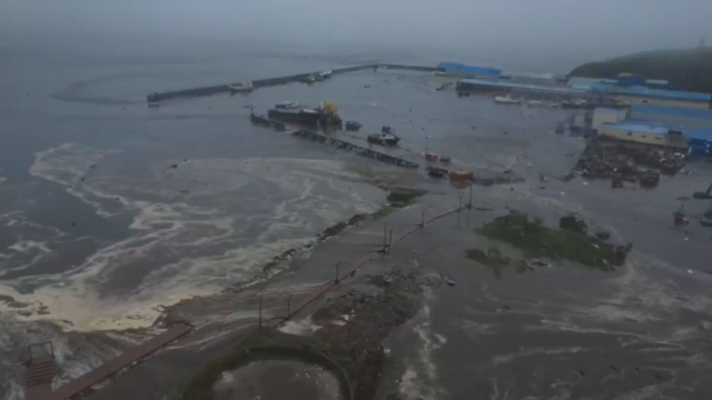 8.8'lik depremin ardından ilk tsunami dalgaları iki ülkeye ulaştı! İşte o anlar