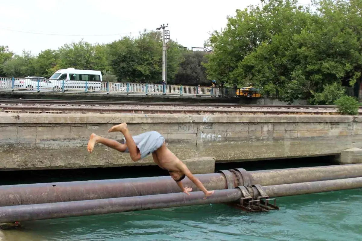 Adana\'da Sulama Kanalları Serinleme Noktası Oldu