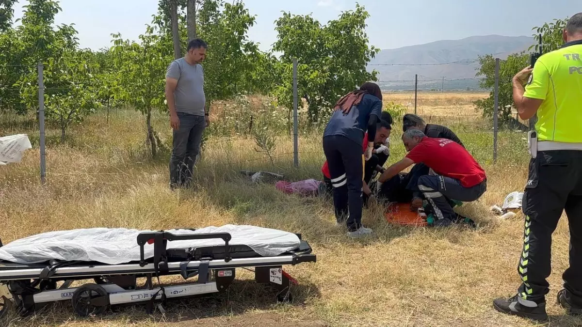 Erzincan\'da Otomobil Şarampole Uçtu