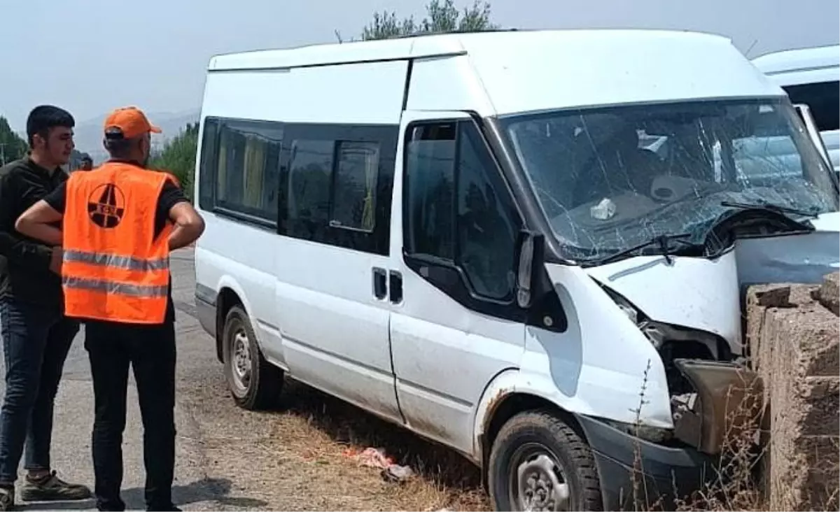 Yüksekova\'da Minibüs Kazası: 4 Yaralı