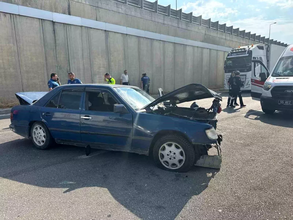 Samsun Kavak\'ta Otomobil-Kamyon Çarpıştı: 5 Yaralı