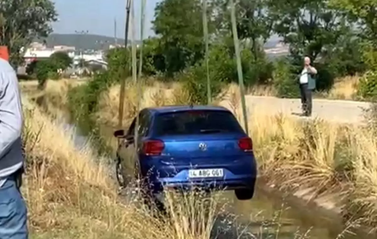Bolu\'da Otomobil Sulama Kanalına Uçtu