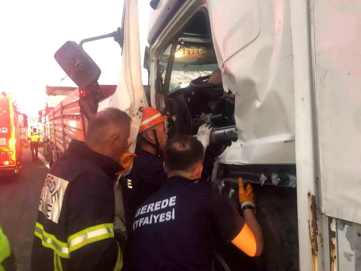 Bolu\'da TEM Otoyolu\'nda Kaza: Kamyon TIR\'a Çarptı