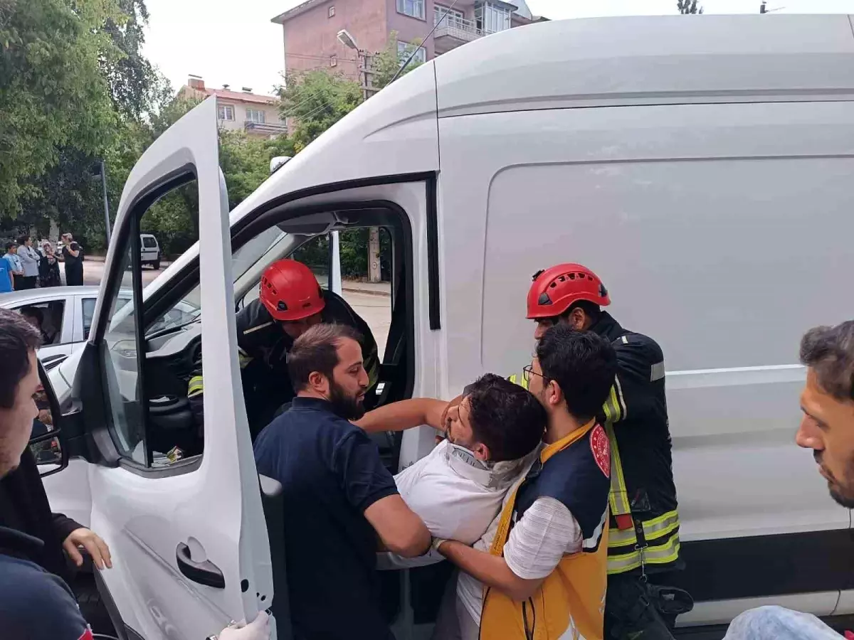 Erzurum\'da Araç İçinde Mahsur Kalan Vatandaşa Müdahale